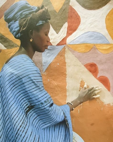 More life. Less rush. ✨⁠ ⁠ PC: Margaret Courtney Clarke via @girlgoneauthentic⁠ ⁠ [Image of a woman applying limestone paste to her house in Mauritiana.] Origami Tattoo, Afrikaanse Kunst, African Art Paintings, African Pattern, Contemporary Fine Art, West Africa, African Women, African Art, Geometric Patterns