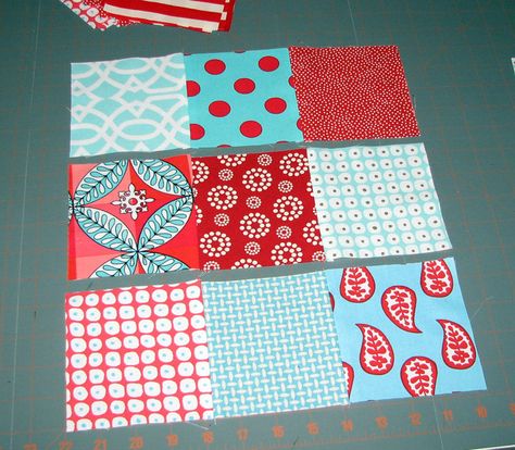 foto 2: Sew Fantastic: Disappearing nine patch :: Tutorial Disappearing 9 Patch, Charm Pack Quilt Patterns, Disappearing Nine Patch, Charm Square Quilt, Fat Quarter Quilt Pattern, Beginning Quilting, 9 Patch Quilt, Nine Patch Quilt, Mug Rug Patterns