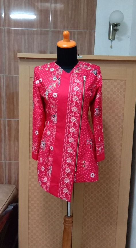 Yuk klik dan kunjungi toko saya #kebayabrukat #kebayacantik #kebayacouple #kebayadress #kebayagaun #kebayahijab #kebayaideas #kebayaindonesia #kebayainspiration #kebayajadi #SHOPEE Batik Fashion Modern Atasan, Model Tunik Batik, Model Blouse Batik, Kebaya Simple, Mode Batik, Outer Batik, Ootd Hijab Simple, Choli Blouse Design, Model Batik