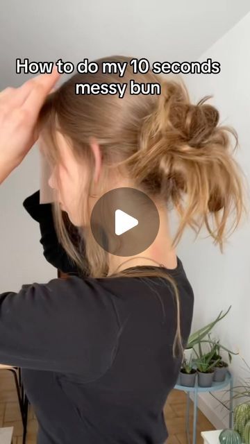 Messy Hair Bun Tutorial, Low Messy Buns, Quick Hairstyles For School, Cute Messy Buns, Sanggul Modern, Messy Hair Bun, Easy Messy Bun, Bun Tutorials, Messy Bun Tutorial