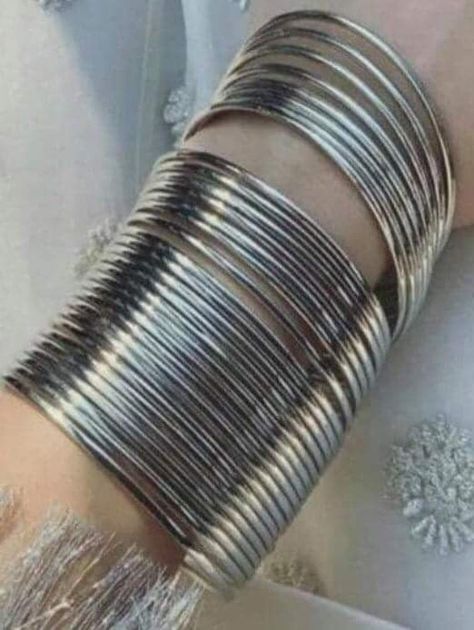 Silver Bangles Indian, Oxidised Bangles, Rich And Classy, Oxidised Jewelry, Indian Wedding Jewelry Sets, Unique Bangle, Charm Bracelet Silver, Indian Bangles, Simple Bangle