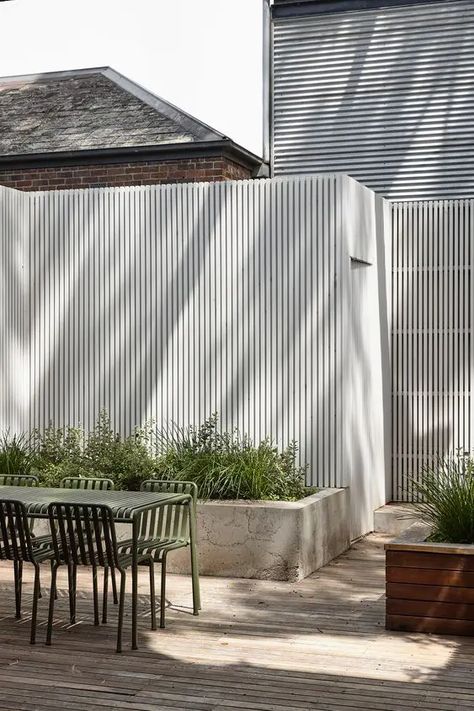 Picture of a tall white fence paired with a concrete raised garden bed with greenery and grasses are a cool idea for a modern space Patio Chico, Line Landscape, Garden Fence Panels, White Fence, Courtyard Design, The Local Project, Fence Landscaping, Modern Beach House, Hill House