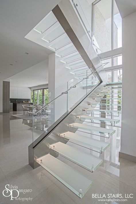 Staircase Glass Design, Glass Stairs Design, Glass Staircase Railing, Glass Stair, Staircase Interior Design, Glass Railings, Contemporary Staircase, Glass Stairs, Glass Staircase