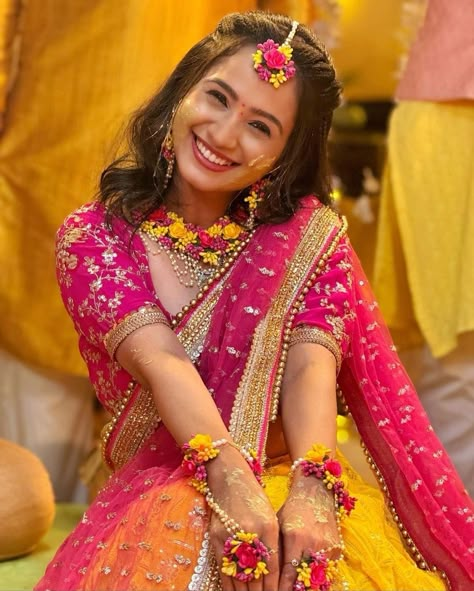 Haldi Ceremony Outfit For Bride Indian, Haldi Dress For Bride Indian, Yellow Flower Jewellery, Yellow Indian Outfit, Haldi Ceremony Outfit For Bride, Yellow Haldi Outfit, Haldi Outfits For Bride, Haldi Dress For Bride, Haldi Look For Bride