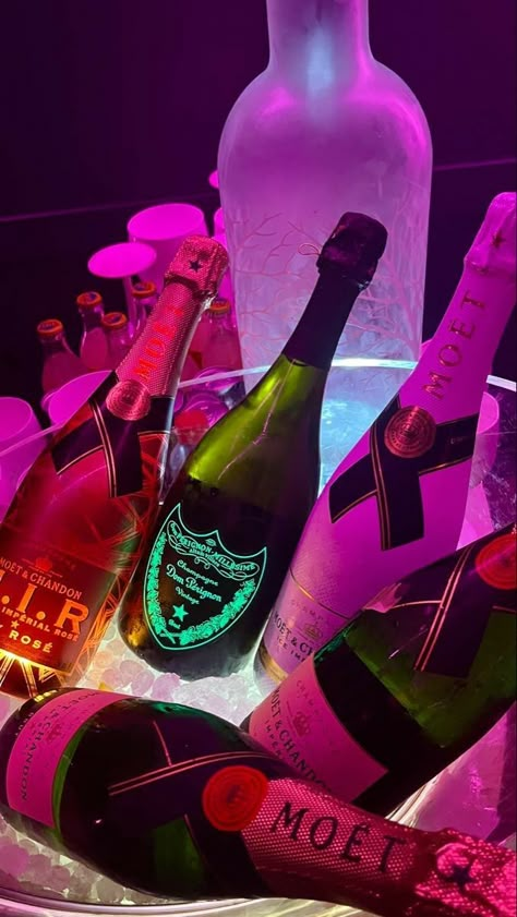 Don Perignon, Rauch Fotografie, Night Club Aesthetic, Pretty Alcoholic Drinks, Nightclub Aesthetic, Party Night Club, Alcohol Party, Fotografi Vintage, Clubbing Aesthetic