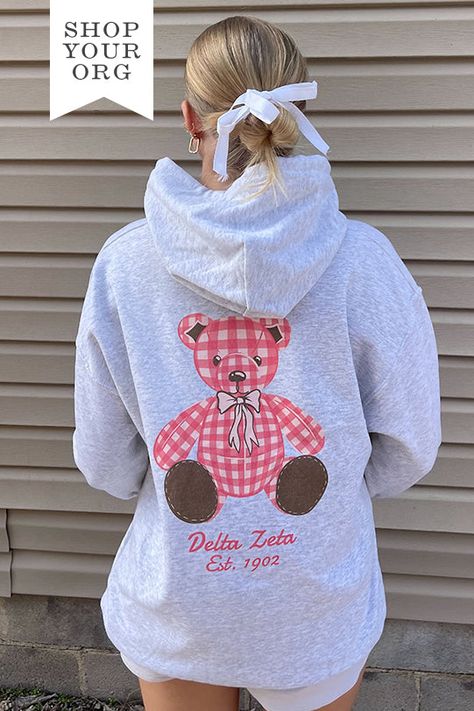 Available in 2XL - 3XL (Click Here) Product ColorAsh Product Details Gildan 18500 50/50 cotton/polyester Product Description Elevate your sorority wardrobe with our Plaid Teddy Sorority Hoodie. Crafted from the softest fabric, this hoodie provides ultimate comfort and style, making it a staple year round. Embrace the perfect blend of warmth and breathability with this must-have addition to your collection About the Design Featuring a trending design, our lightweight hoodie is adorned with an exc Kappa Delta Teddy Bear, Gifts For Sorority Sisters, Sorority Merch Sweatshirt, Back Of Sweatshirt Designs, Sorority Hoodie Design, Sorority Senior Gifts, Sorority Parents Weekend Shirts, Trendy Sorority Merch, Alpha Chi Omega Merch