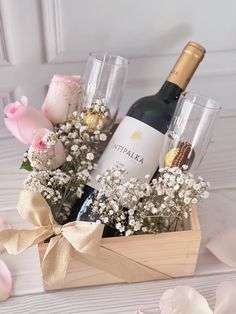 Wine Gift Card Ideas, Gift Basket Ideas For Wedding, Wine And Flowers Gift Boxes, Wine Present Ideas, Diy Wedding Gift Basket, Wedding Gift Basket Ideas, Wine Gift Box Ideas, Wine Box Gift, Wine Gift Wrapping