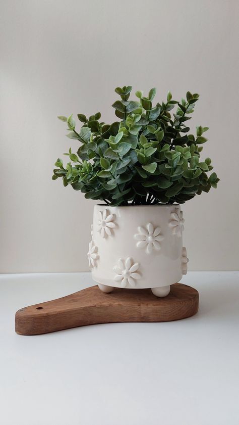 Cute Plant Pots Diy, Plant Pot Ceramic Ideas, Fun Plant Pots, Handmade Plant Pot, Pottery Planters Handmade, Macetas Ceramica Ideas, Ceramic Art Bowl, Plant Pot Crafts, Pottery Deco