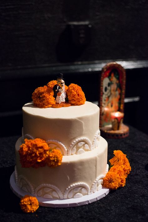 Mexican Wedding Cake, Mexican Inspired Wedding, Day Of The Dead Wedding, Dia De Los Muertos Decorations Ideas, Mexican Themed Weddings, Hacienda Wedding, Goth Club, Boda Mexicana, Goth Wedding