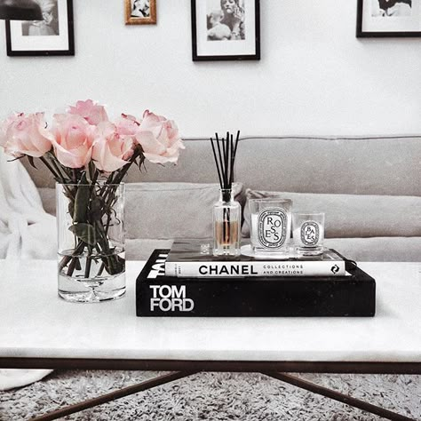 Blogger Style : 18 Images of Inspiration with @janicejoostemaa - Cool Chic Style Fashion Bougie Decor, Table Books Decor, Janice Joostema, Coffee Table Books Decor, Books Decor, Table Decor Living Room, Candle Aesthetic, 아파트 인테리어, Coffee Table Styling