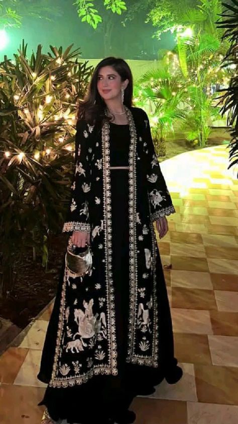 Jacket Pakistani Dress, The Desi Shadi Clothes, Pakistani Luxury Dresses, Fancy Frocks Pakistani Wedding Dresses, Lehnga Inspo Aesthetic, Fancy Indian Outfits, Eastern Outfit Ideas, Sharara Suits Designs, Desi Formal Dresses