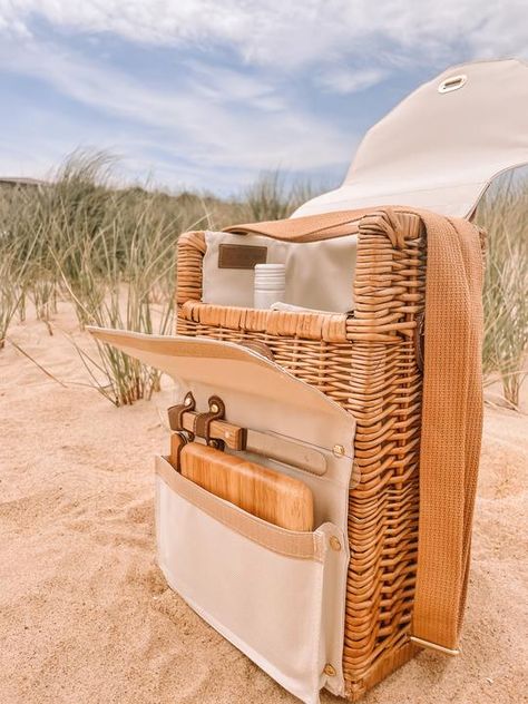 Luxury Picnic Basket, Wine And Cheese Board, Bohemian Picnic, Picnic Company, Luxury Picnic, Bohemian Table, Picnic Inspiration, Boho Table, Picnic Essentials