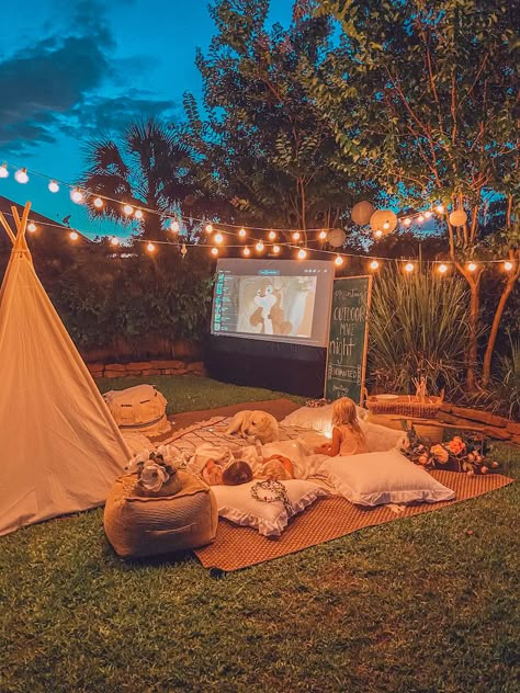 Backyard Movie Night Party, Summer Movie Night, Backyard Movie Theaters, Outside Movie, Backyard Movie Party, Movie Night Decorations, Fall Backyard, Outdoor Movie Night, Movie Night Birthday Party