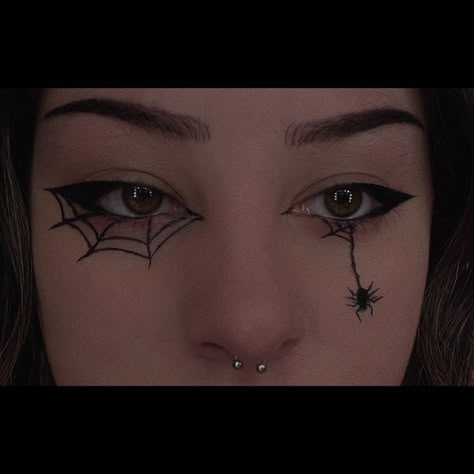 Spider Inspo Makeup, Simple Bat Makeup, Halloween Makeup Cobweb, Halloween Style Makeup, Spooky Face Paint Easy, October Makeup Looks Simple, Spiderwebs Eyeliner, Web Eyeliner Spider, Spiderweb Makeup Easy