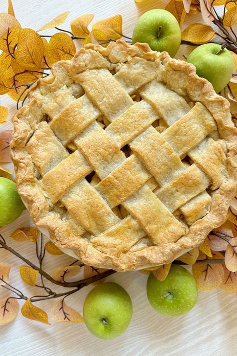 Apple Pie with Flaky Sourdough Pie Crust Sourdough Apple Pie Recipes, Sourdough Tart Crust, Sourdough Apple Pie, Best Dinner Party Recipes, Sourdough Pie Crust, Pie Crust Dessert, Apple Pie Crust, Toasted Meringue, 100 Year Old Home