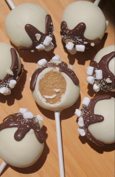 Easy, delicious, s’more cake pops with a graham cracker marshmallow center and chocolate coating :) Smore Cake, Cake Pop Flavors, Cracker Cake, Graham Cracker Cake, Pink Cake Pops, Campfire Desserts, Smores Cake, Christmas Cake Pops, Measuring Ingredients