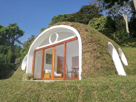 Case Sotterranee, Green Magic Homes, Design Casa Piccola, Casa Hobbit, Earth Sheltered Homes, Earth Bag Homes, Earth Bag, Earthship Home, Mud House