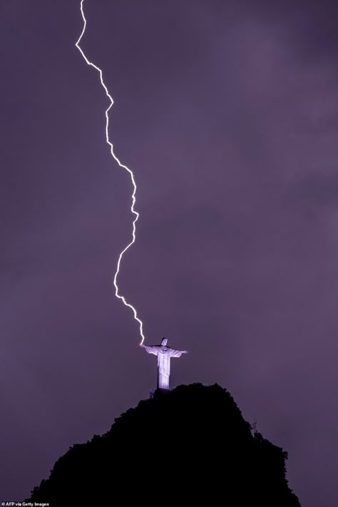 Christ The Redeemer Wallpaper, Brazil Jesus Statue, John In The Bible, Lightning Bolt Wallpaper, Gods Pictures, Light Of God, Purple Skies, Bible Cross, The Gospel Of John