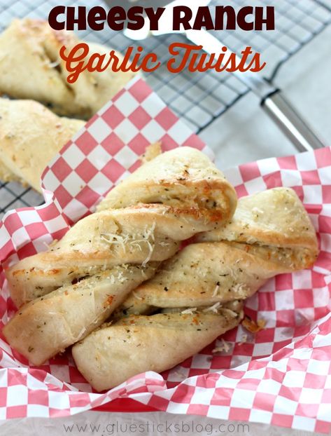 My kids love pizza. Me? I could go either way. What I much more prefer is ordering the garlic twists at our favorite pizzeria! Cheesy, loaded with garlic, and sometimes they have bacon or ranch. Th... Round Table Garlic Twists Recipe, Munchy Food, Parmesan Twists, Garlic Twists, Round Table Pizza, Garlic Twist, Dinner Tomorrow, Pizza Ranch, Pizza Twists