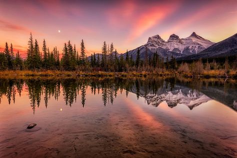 Canmore Canada, Mountain Landscape Photography, Canada Photography, Landscape Photography Tips, Lake Photos, Mountain Wallpaper, Wallpaper Laptop, Three Sisters, Canadian Rockies