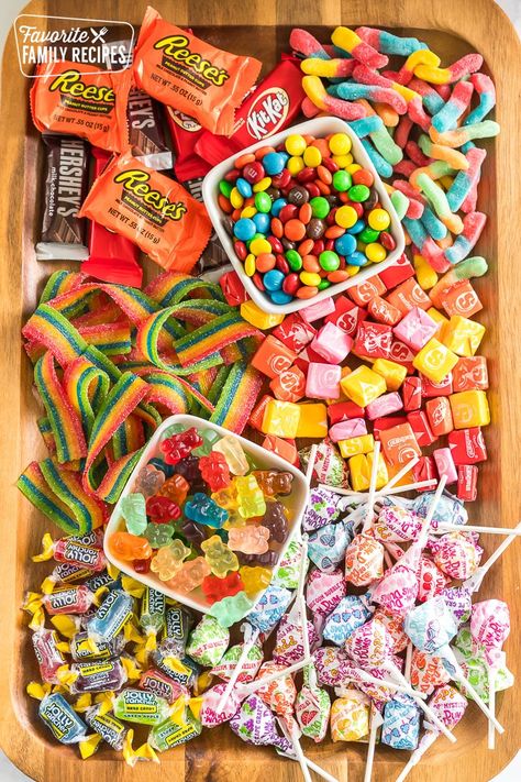 This is the ultimate candy charcuterie board and perfect for movie night or game night! Plus it can be customized to your taste. #candycharcuterieboard #charcuterieboard #movienight #gamenight #snackideas Birthday Snack Platter Ideas, Candy Food Board, Movie Night Grazing Board, Small Candy Charcuterie Board, Bday Snacks Ideas, Candy Snack Board, Charcuterie Candy Board Ideas, Gummy Candy Charcuterie Board, Games Night Snacks