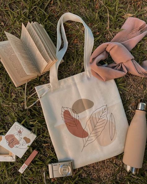 Foto Tas Aesthetic, Tote Bags Photography, Tote Bag Photoshoot Ideas, Eco Bag Aesthetic, Tote Bag Ideas Aesthetic, Inside My Tote Bag, Tote Bag Photography Ideas, Bag Aesthetic Photography, Painted Tote Bag Aesthetic