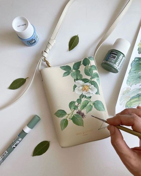 Hand Painted Bags Handbags, Wallpaper Aesthetic Green, Hand Painted Leather Bag, Hand Painted Bags, Painted Leather Bag, Hand Painted Purses, Painted Handbag, Kids Pencil Case, Painted Purse