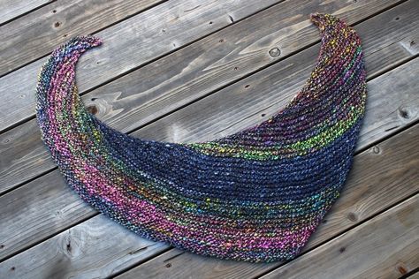 Show Off Boomerang - A free pattern for that one special skein of yarn, handspun or hand dyed, that’s a show off all by itself. | withwool.com Boomerang Shawl, Free Knit Shawl Patterns, Knit Shawl Patterns, Shawlette Pattern, Knitting Scarves, Knit Shawls, Knitted Shawl, Knit Scarves, Knit Shawl