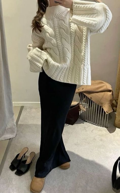 ugg tasman slippers outfit: chunky cable knit sweater and maxi skirt Winteroutfits Chic, Stile Blair Waldorf, Adrette Outfits, Look Adidas, Fest Outfits, Estilo Indie, Skandinavian Fashion, Maxi Skirt Outfits, Uni Outfits