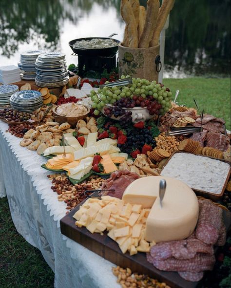 Boho Wedding Catering, Non Traditional Wedding Meals, Outdoor Wedding Grazing Table, Wedding Buffet Outdoor, Charcuterie At Wedding, Simple Wedding Catering Ideas, Wedding Reception Breakfast, Charcuterie Table Aesthetic, Charcuterie Board At Wedding