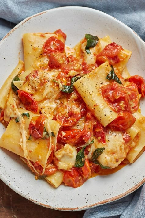 Scamorza Recipes, Paccheri Pasta Recipes, Scamorza Cheese, Cherry Tomato Pasta, Vegetarian Pasta Recipes, Basil Recipes, Italian Chef, Vegetarian Pasta, Think Food