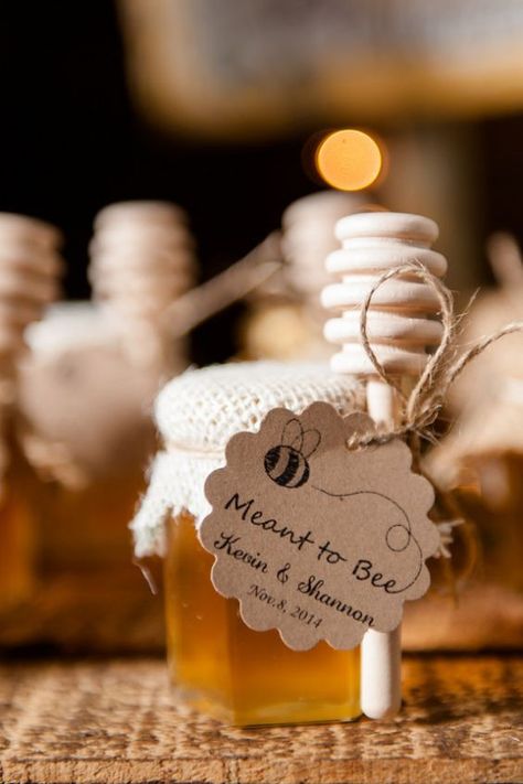 Wedding gift favour ideas to wow your wedding guests.  http://www.culturewedding.ca/wedding-favours-will-wow-guests Honey Wedding Favors, Honey Jars, Favour Ideas, Creative Wedding Favors, Honey Wedding, Rustic Wedding Decorations, Country Style Wedding, Wedding Giveaways, Wedding Favors Cheap