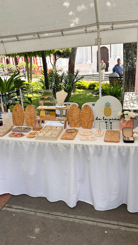 Market Table Set Up Jewelry, Pop Up Display Jewelry, Jewelry Stall Display Ideas, Jewellery Stall Display Ideas, Jewellery Market Stall, Jewellery Display Ideas Shops, Jewelry Pop Up Shop Display Ideas, Small Exhibition Booth Design, Jewellery Stall