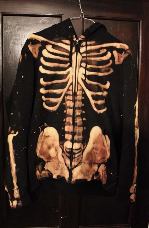 Skeleton Bleach Jacket, Bleach Skeleton Hoodie Tutorial, Bleach Art Clothes Ideas, Thrift Ideas Clothes, Custom Clothes Diy, Bleach Art Clothes, Bleach Painting, Bleaching Clothes, Skeleton Hoodie