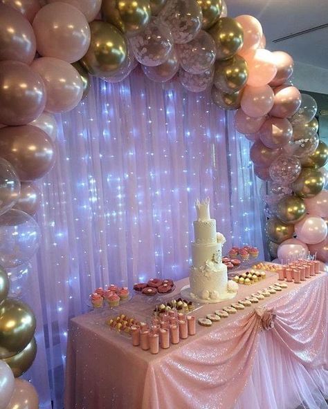 Birthday Table Decoration Ideas, Helium Balloons Diy, Ceiling Balloon Decor, Balloon Design Ideas, 15th Birthday Decorations, Balloon Decor Ideas, Decor For Events, 15th Birthday Party Ideas, Backdrop Balloon