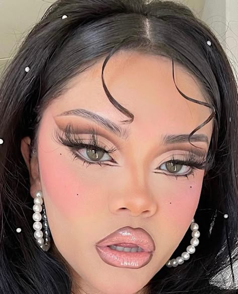 Brats Inspired Makeup, Bratz Doll Halloween Makeup, Bratz Make Up Look, Bratz Doll Makeup Halloween, Bratz Costume Makeup, 7 Rings Aesthetic Outfits, Jade Bratz Makeup Look, Bratz Style Makeup, Bratz Makeup Halloween