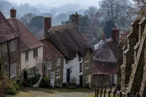 Gold Hill Shaftesbury, English Cities, Gold Hill, Dorset England, English Village, Couples Vacation, Village Life, Rooftops, English Countryside