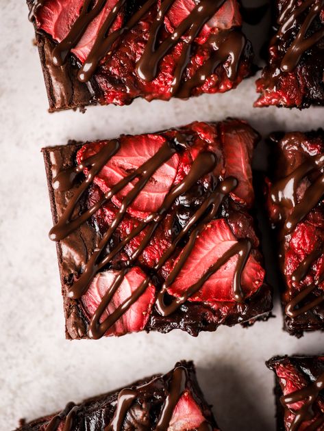 Chocolate Strawberry Brownies - Sugared & Stirred Chocolate Covered Strawberries Brownies, Strawberries Brownies, Fruit Brownies, Strawberry Chocolate Dessert Recipes, Brownies With Strawberries, Summer Brownies, Strawberry Brownie Recipes, Creative Brownies, Strawberry Chocolate Brownies