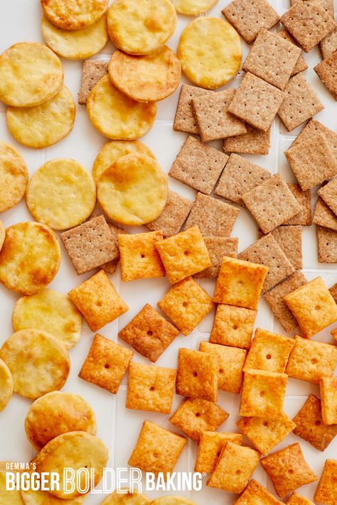 Homemade Wheat Thins Recipe, Jatz Crackers Recipes, Homemade Wheat Thins, Diy Saltine Cracker Recipes, Easy Crackers Recipe, Cheese Its Recipe Homemade, Wheat Thins Recipe, Homemade Townhouse Crackers, Homemade Cheez Its Healthy