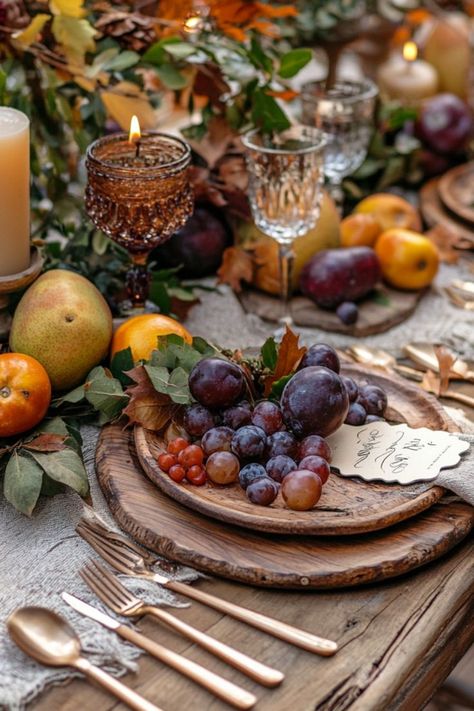 Recreate these rustic Thanksgiving tablescapes with natural materials and warm tones. #ThanksgivingTable #RusticStyle #HolidayDecor Farmhouse Dinner Table, Tablescapes Thanksgiving, Fall Tablescape Ideas, Harvest Dinner Party, Farmhouse Dinner, Thanksgiving Themes, Dinner Table Set Up, Harvest Table Decor, Dinner Table Set