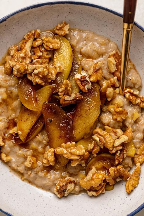 Apple Cinnamon Oatmeal Porridge Apple And Cinnamon Porridge, Healthy Oatmeal Bowl Recipes, Apples And Cinnamon Oatmeal, Oatmeal Fall Recipes, Stewed Apple Oatmeal, Healthy Autumn Breakfast Recipes, Apple Porridge Recipes, Fall Inspired Breakfast, Porridge Toppings Healthy