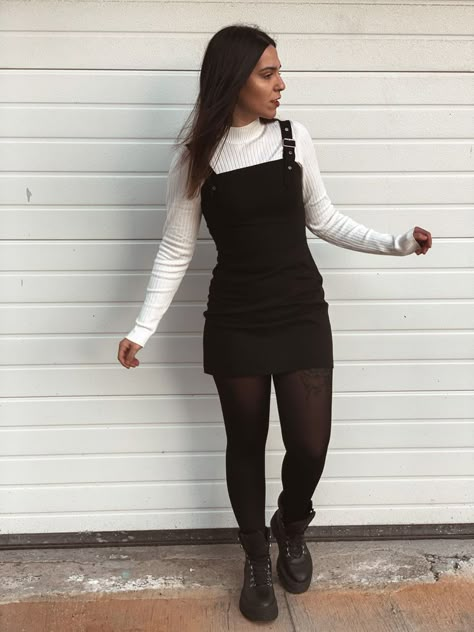 Black Corduroy Dress Outfit, Story References, Eurotrip Outfits, Jumper Dress Outfit, Outfits 2014, Overall Outfit, Black Overalls, Winter Dress Outfits, Black Dress Outfits