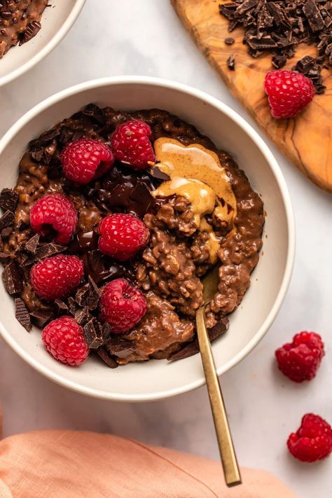 Oat Bowls, Recipes Chili, Oatmeal Bowls, Chocolate Oats, Chocolate Oatmeal, Healthy Oatmeal, Chocolate Protein Powder, Healthy Diet Recipes, Healthy Food Ideas