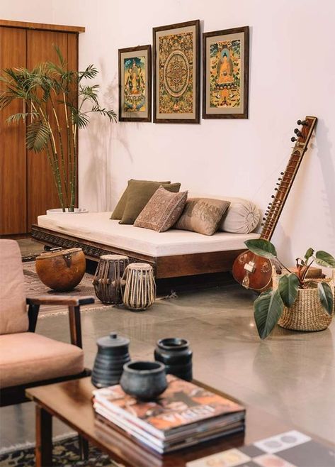 When we think of Indian design, our mind usually goes straight to architectural works. But there are in our vernacular design language, elements and features that have become almost emblematic of ethnic interior design. There are many examples, but we’ve listed some of our favorites, based on its continued popularity in contemporary homes! Image Courtesy: Image 1: Two Storey Design Studio Image 2: The Samode Haveli, Jaipur Image 3: Ishita Sitwala Traditional Home Decor Ideas, Indian House Interior, Indian Living Room Design, Interior Design Indian, Indian Houses, Indian Interior Design, Indian Room, Indian Living Room, Indian Room Decor