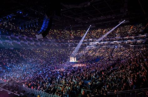 O2 Arena London, Little Mix Outfits, Concert Crowd, O2 Arena, Dream Venue, Singing Career, Concert Aesthetic, Concert Venue, Fantasy Inspiration