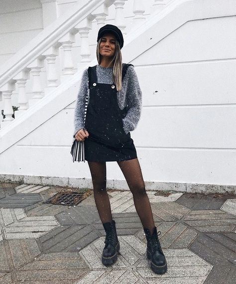 Overall Mini Dress Outfit, Black Overalls Outfit Fall, Overall Dress Outfit Fall, Black Overall Dress Outfit, Overall Dress Outfit Winter, Salopette Outfit, Pinafore Dress Outfit, Jumper Dress Outfit, Outfit Botas