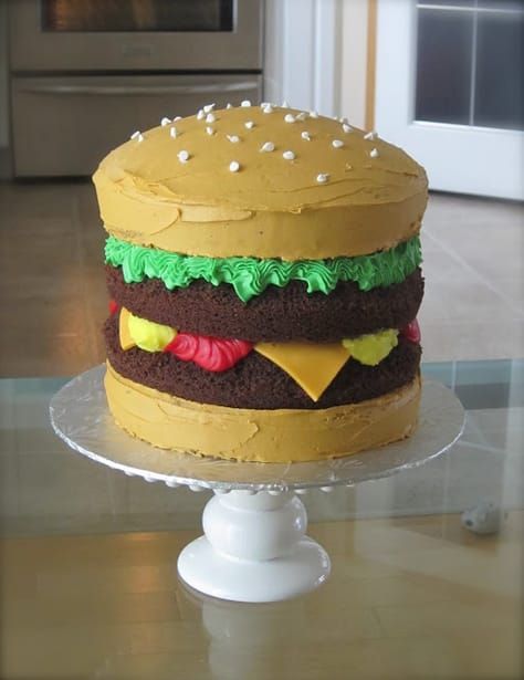 Cheeseburger Cake, Tårta Design, Hamburger Cake, Torte Creative, Burger Cake, Torte Cupcake, Creative Birthday Cakes, Crazy Cakes, Cakes For Men