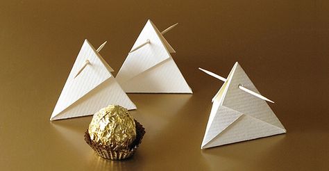 Chocolate Packaging | Flickr - Photo Sharing! Love this little box, would sure like to make one. Origami Kutu, Box Origami, Tiny Gifts, Gift Box Design, Origami Box, Chocolate Gift Boxes, Cadeau Diy, Chocolate Packaging, Paper Art Craft