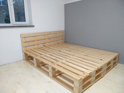 Palette Board Bed, Mattress On Pallets, Wooden Palette Bed, Pallet Board Bed Frame, Pallet Bedframe Ideas, Palate Bed Frame, Pallet Bed Full Size, Palet Bed Ideas, Wooden Crate Bed Frame