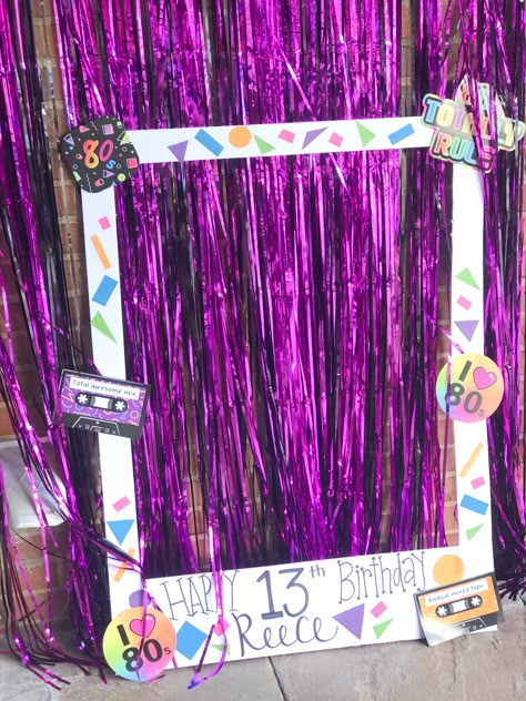 Poloroid Frame Diy Photo Booth, Diy Photo Booth Frame Birthdays, Diy Polaroid Photo Booth, Y2k Booth Design, Easy Photo Booth Ideas, Diy Selfie Booth, Photo Booth Ideas For School, Stand Photo Anniversaire, Diy Photo Booth Birthday